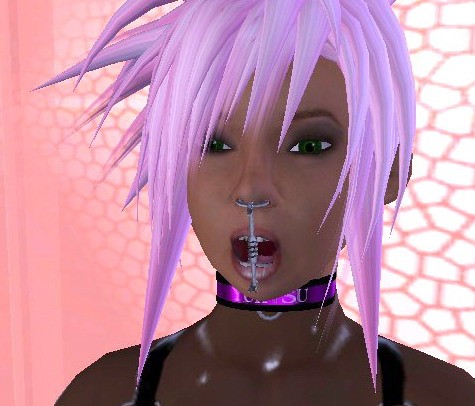 Yuki gag-piercing
